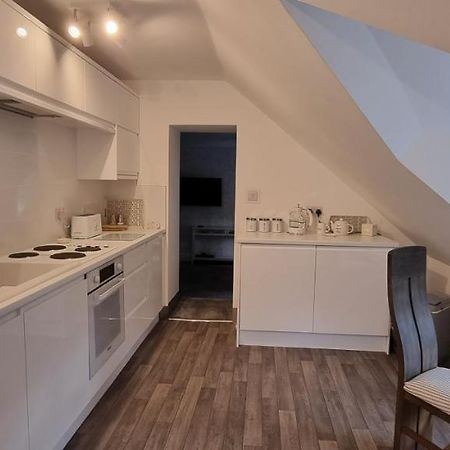 Modern And Spacious 2 Bedroom Apartment With Free Parking Glyn Ceiriog Екстер'єр фото