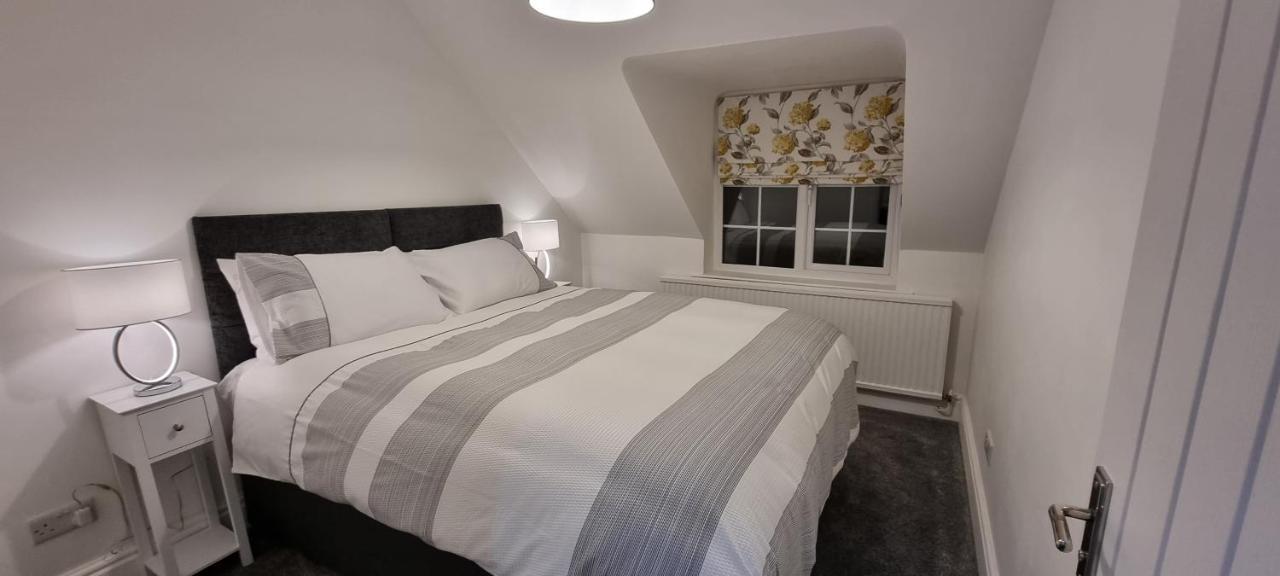 Modern And Spacious 2 Bedroom Apartment With Free Parking Glyn Ceiriog Екстер'єр фото