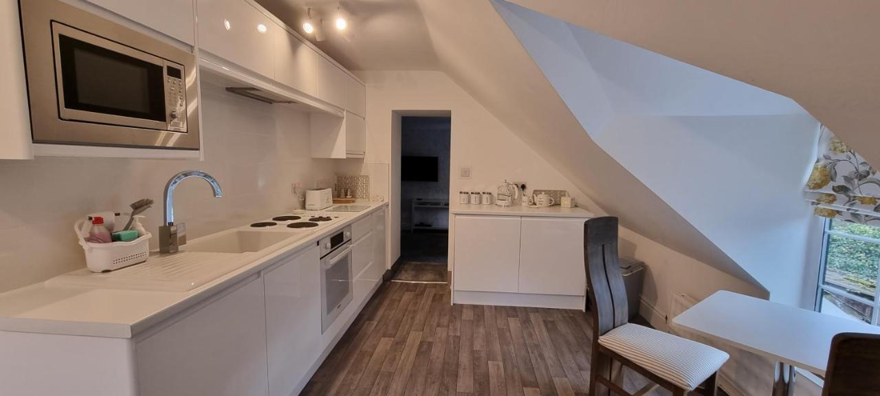 Modern And Spacious 2 Bedroom Apartment With Free Parking Glyn Ceiriog Екстер'єр фото