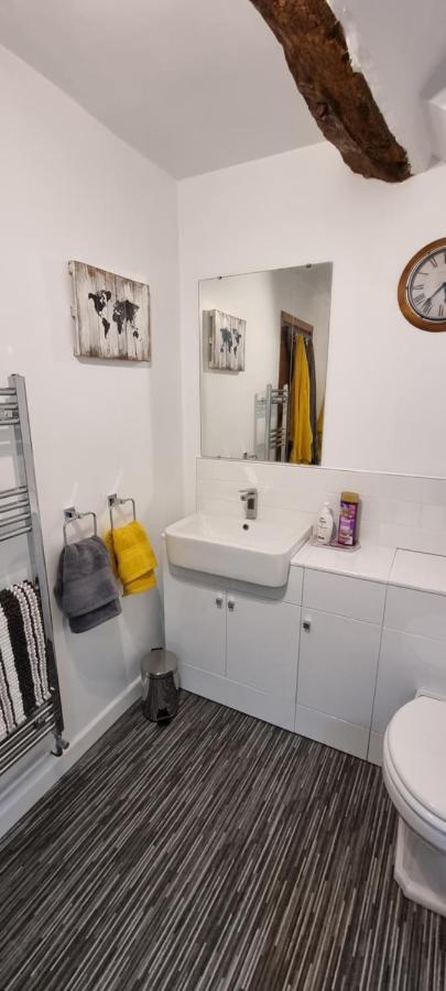 Modern And Spacious 2 Bedroom Apartment With Free Parking Glyn Ceiriog Екстер'єр фото
