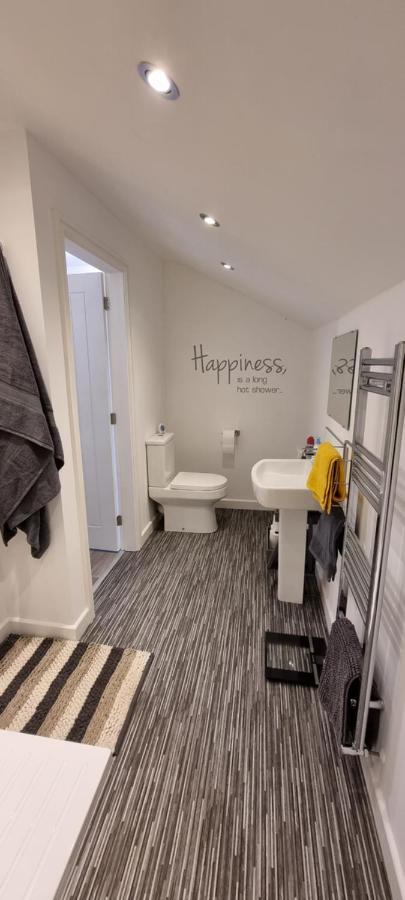 Modern And Spacious 2 Bedroom Apartment With Free Parking Glyn Ceiriog Екстер'єр фото