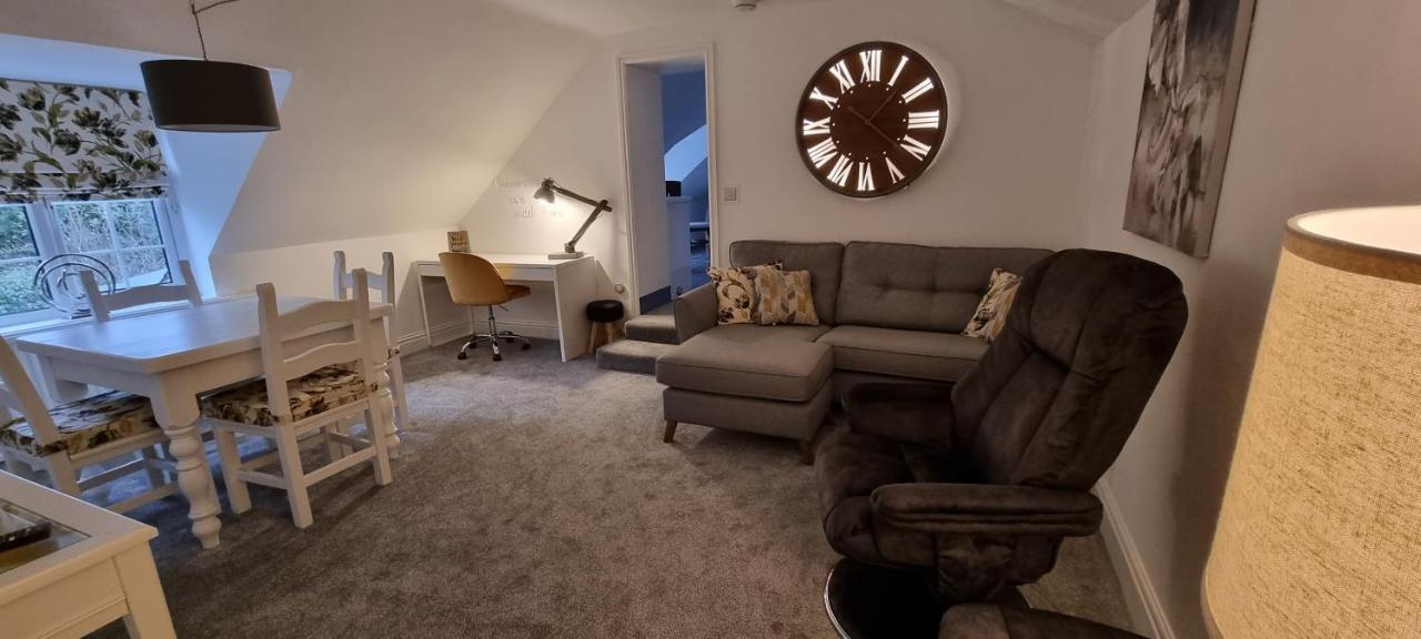 Modern And Spacious 2 Bedroom Apartment With Free Parking Glyn Ceiriog Екстер'єр фото