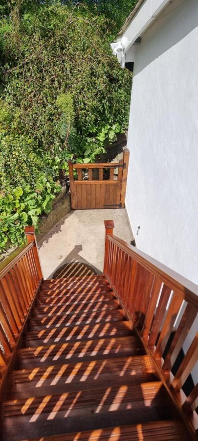 Modern And Spacious 2 Bedroom Apartment With Free Parking Glyn Ceiriog Екстер'єр фото