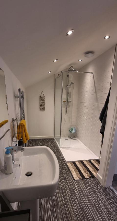 Modern And Spacious 2 Bedroom Apartment With Free Parking Glyn Ceiriog Екстер'єр фото