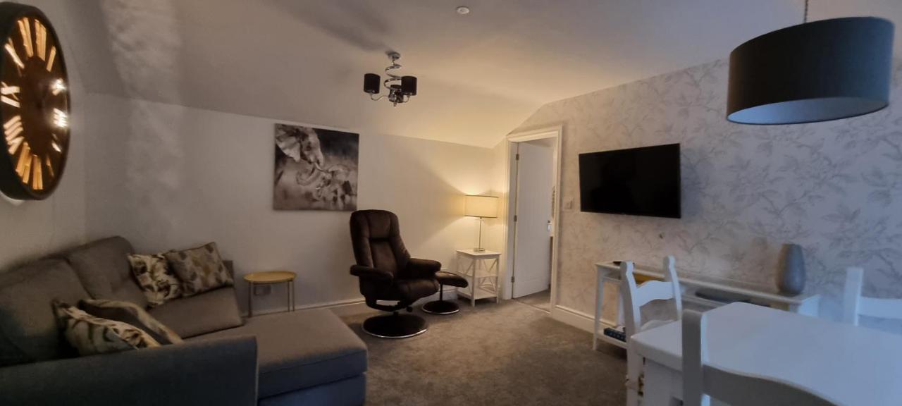Modern And Spacious 2 Bedroom Apartment With Free Parking Glyn Ceiriog Екстер'єр фото