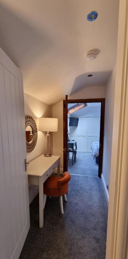 Modern And Spacious 2 Bedroom Apartment With Free Parking Glyn Ceiriog Екстер'єр фото